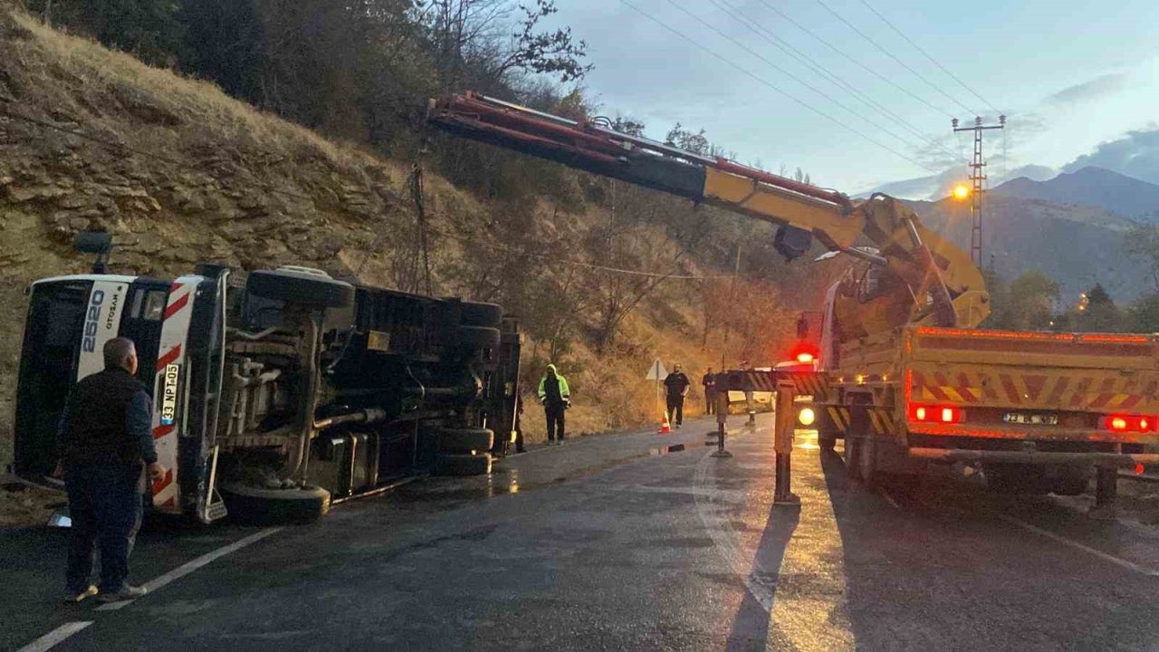 Erzincan Kemaliye’de Canlı Hayvan Yüklü Çekici Devrildi: 2 Hayvan Yaralandı, Sürücüye Ceza Kesildi