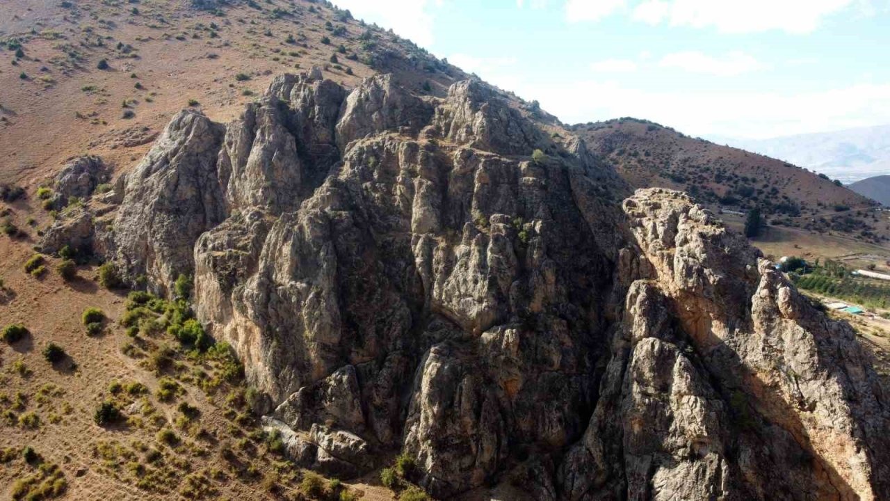 Erzincan'ın "Saklı Kalmış" Kalecik Kalesi, Devasa Kayalıklarıyla Büyülüyor: Game of Thrones Kalesine Benzetildi