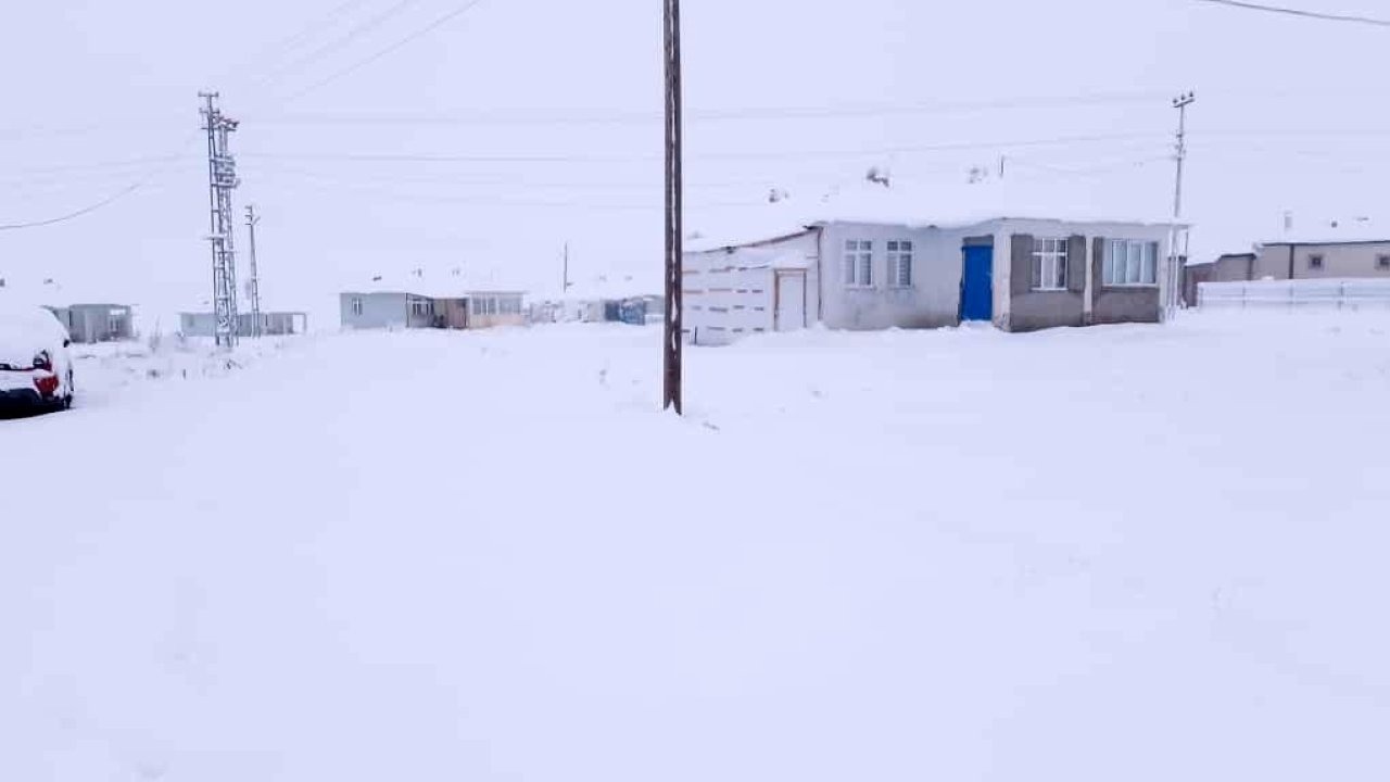 Erzurum Aşkale'ye Mevsimin İlk Karı Düştü: İlçe Merkezi ve Köyler Beyaza Büründü
