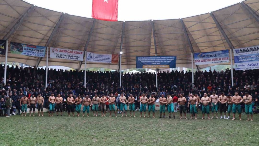 Erzurum Uzundere’de Cumhuriyet’in 102. Yılı Coşkusu: Geleneksel Karakucak Güreşlerinde Başpehlivan Mustafa Sessiz