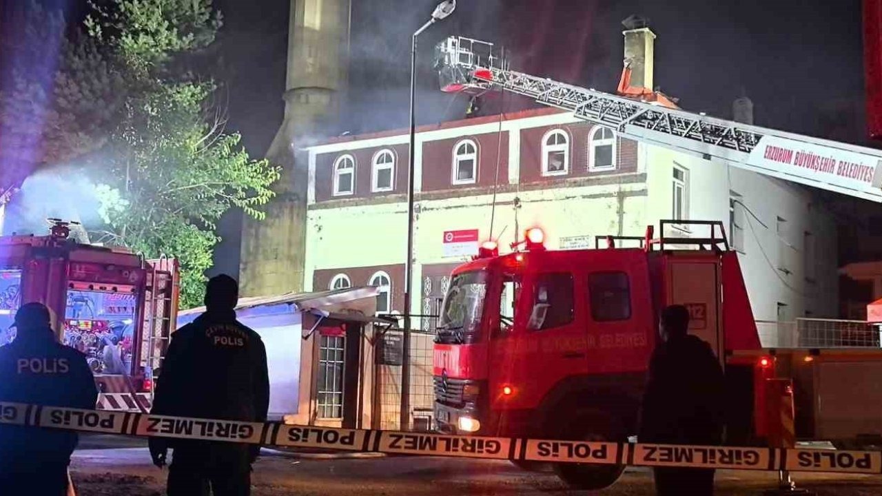 Erzurum’da Camide Paniğe Neden Olan Yangın Kontrol Altına Alındı