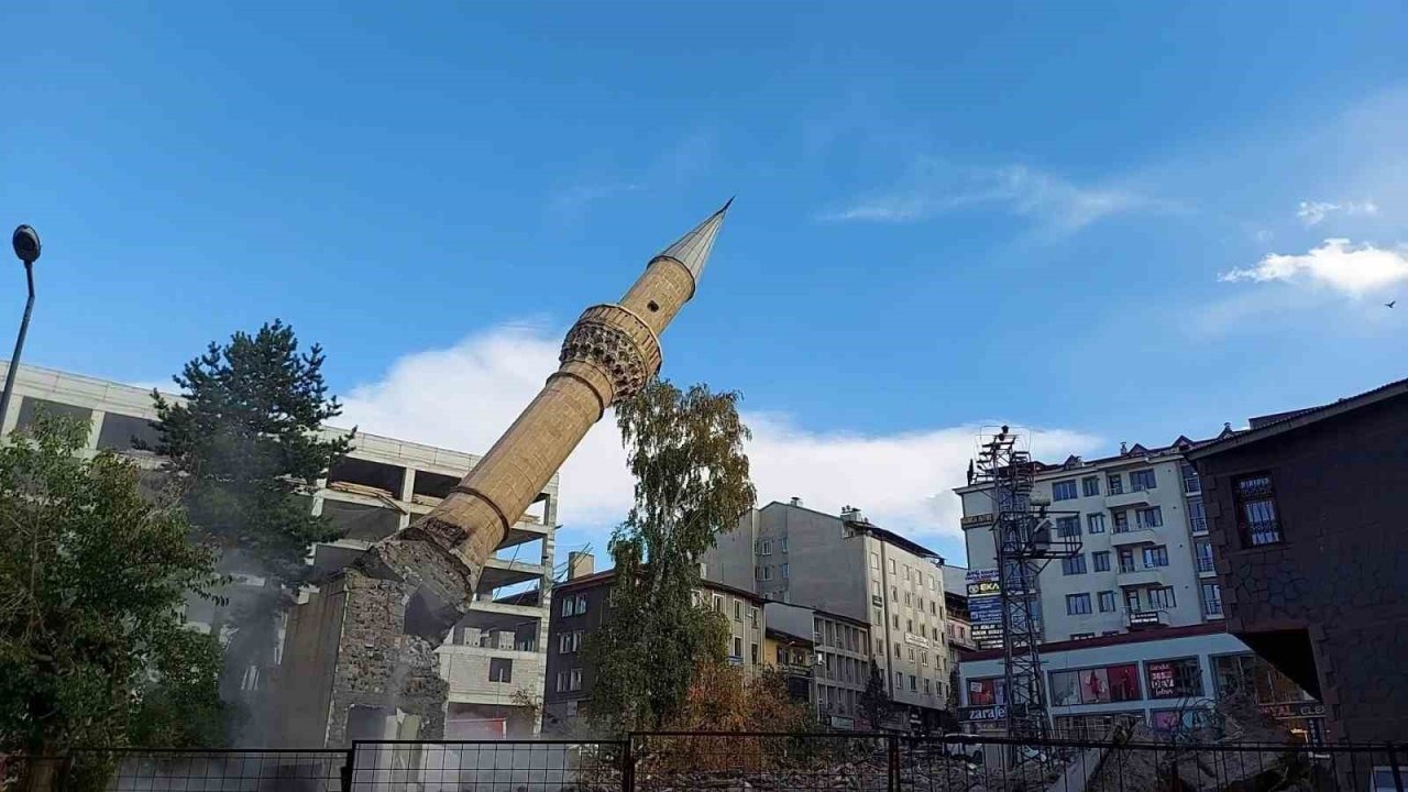 Erzurum’da Tarihi Aşağı Mumcu Camii Yıkıldı: Minarenin Düşüş Anları Kaydedildi