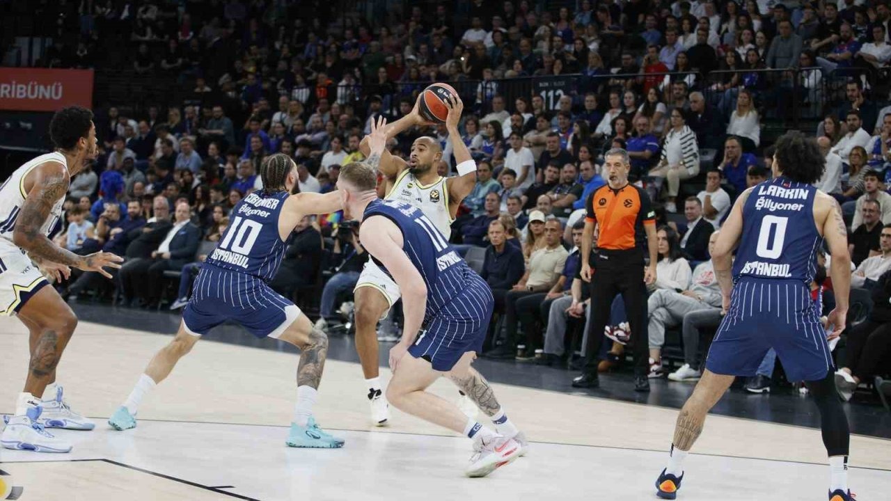Euroleague'de Derbi Heyecanı: Fenerbahçe Beko, Anadolu Efes'i Deplasmanda Mağlup Etti