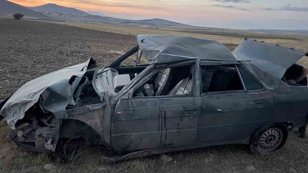 Gevaş'ta Lastiği Patlayan Otomobil Kaza Yaptı: Bir Yaralı