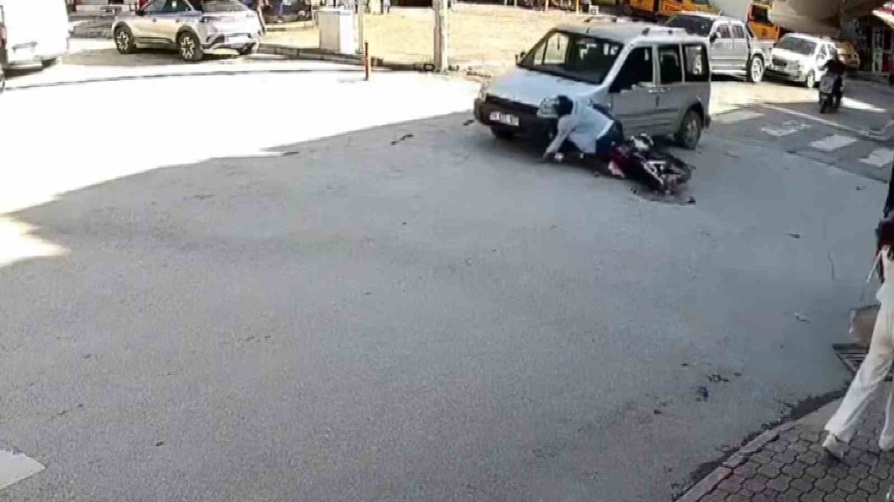 Hatay Dörtyol'da Kask Hayat Kurtardı: Motosiklet Hafif Ticari Araçla Çarpıştı