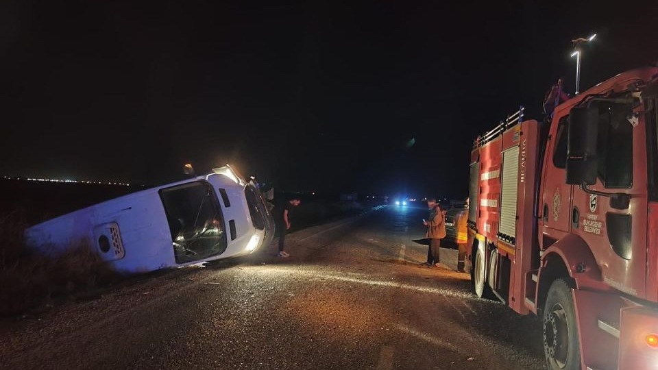 Hatay Reyhanlı’da Feci Kaza: Otomobil ve Minibüs Çarpıştı, Takla Atan Minibüs Tarlaya Devrildi: 3 Yaralı