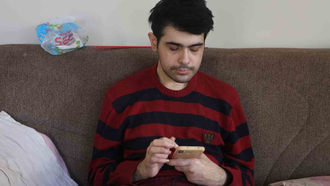 Hatay’da Deprem Travması Sonrası Telefon Bağımlısı Olan Barış Özbay’dan Ailelere Çağrı: "Küçükken Çocuklara Telefon Vermeyin"