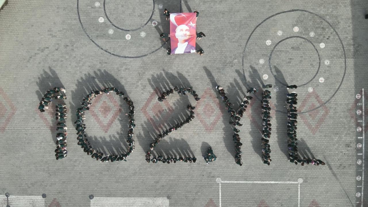 Iğdır'da Öğrencilerden “102 YIL” koreografisiyle Cumhuriyet Coşkusu