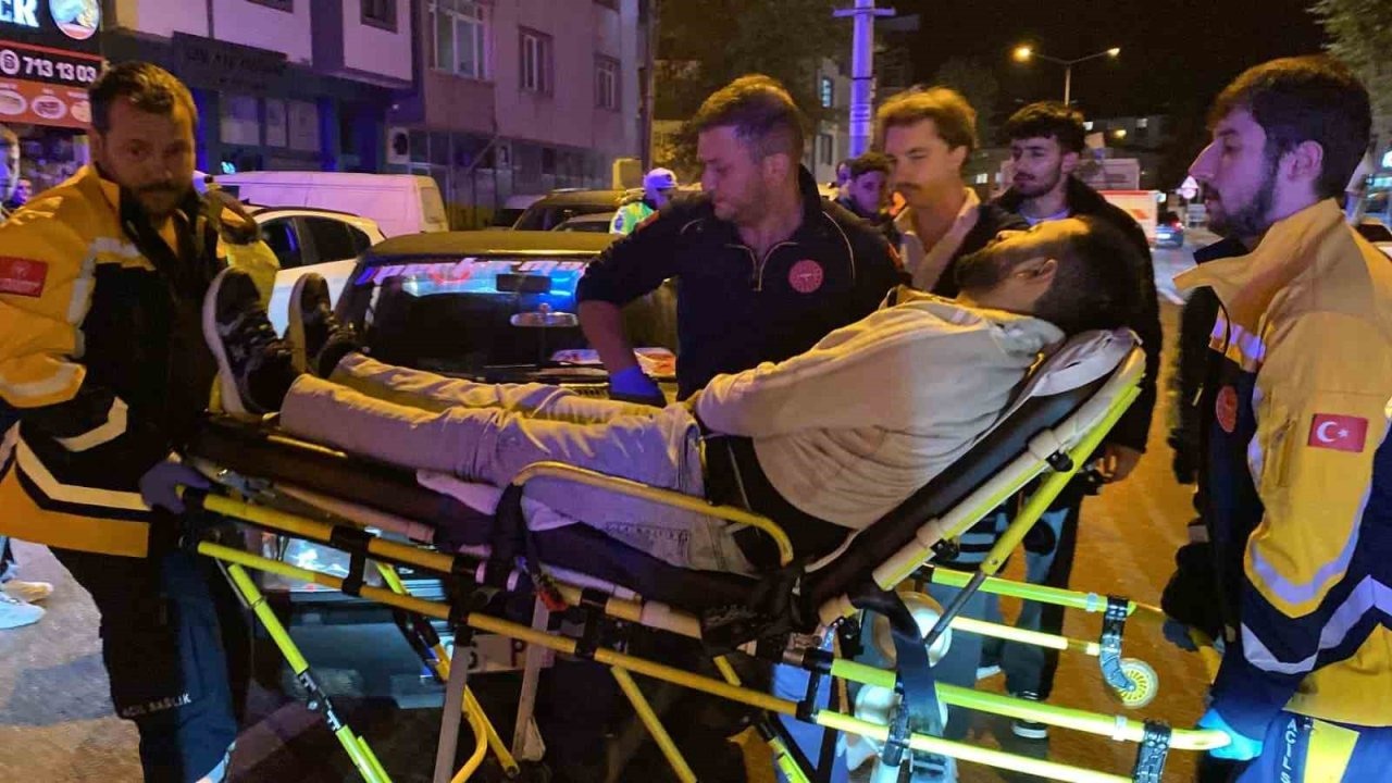 İnegöl’de Sürücüsü Fenalaşan Otomobil Refüje Çarptı: 1 Yaralı