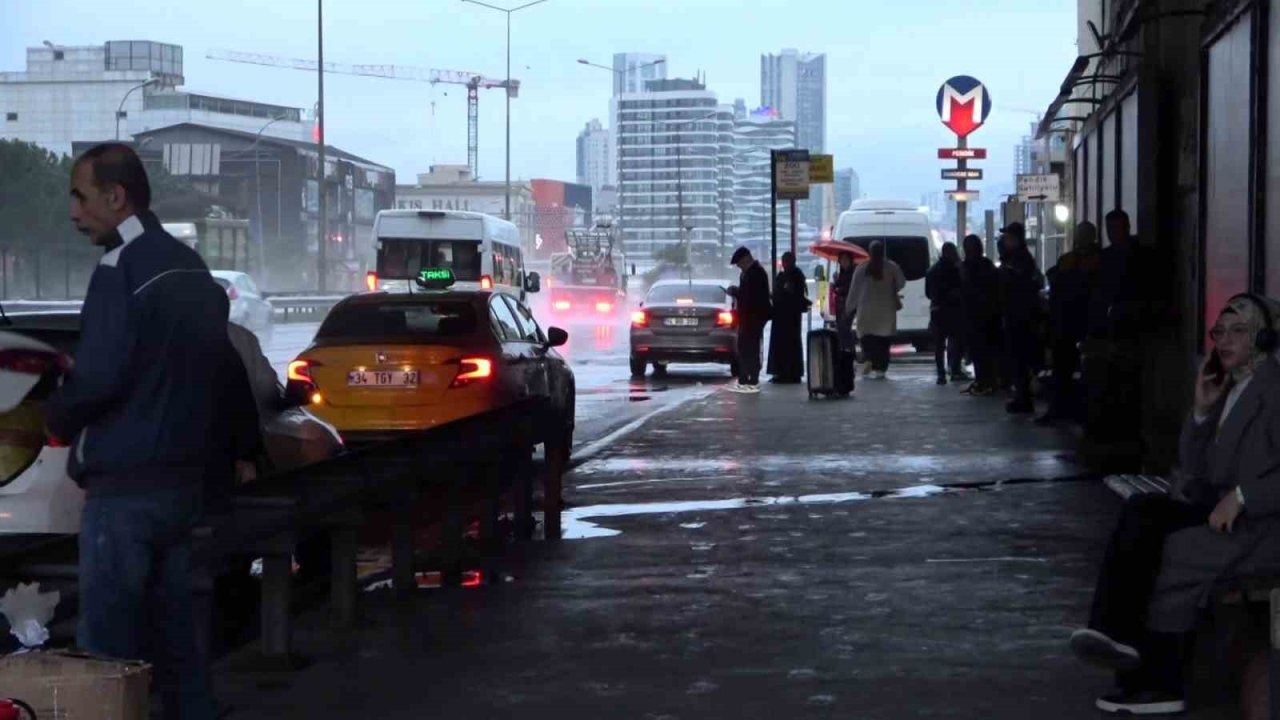 İstanbul Anadolu Yakası'nda Sabah Yağmuru Etkili Oldu: Vatandaşlar Hazırlıksız Yakalandı