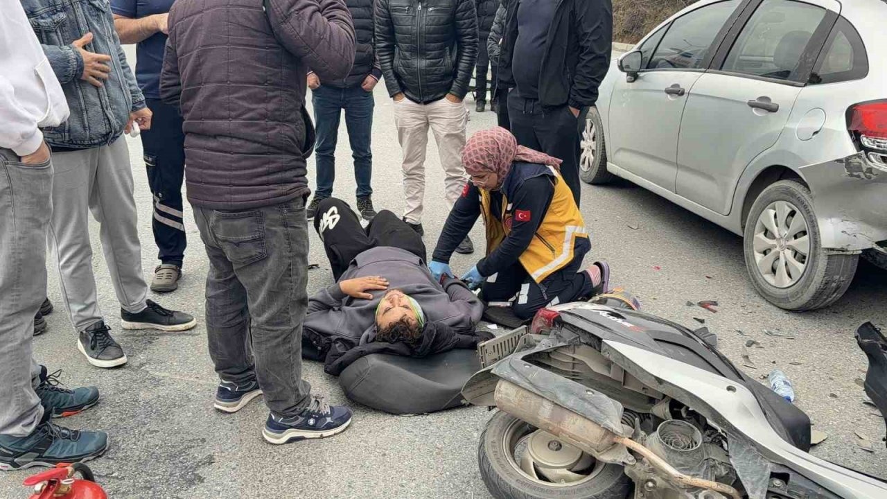 İstanbul Başakşehir'de İlginç Kaza: Motosiklet Üzerinde Tartışan İki Kişi Önlerindeki Otomobile Çarptı