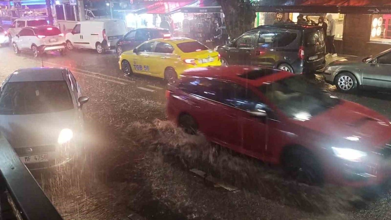 İstanbul’da Beklenen Yağış Başladı: Yollar Su Birikintileriyle Doldu