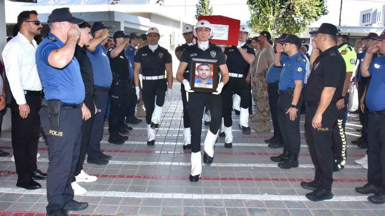 Kalp Krizi Sonucu Vefat Eden Polis Memuru Eser Atarcık, Memleketi Yumurtalık'ta Toprağa Verildi