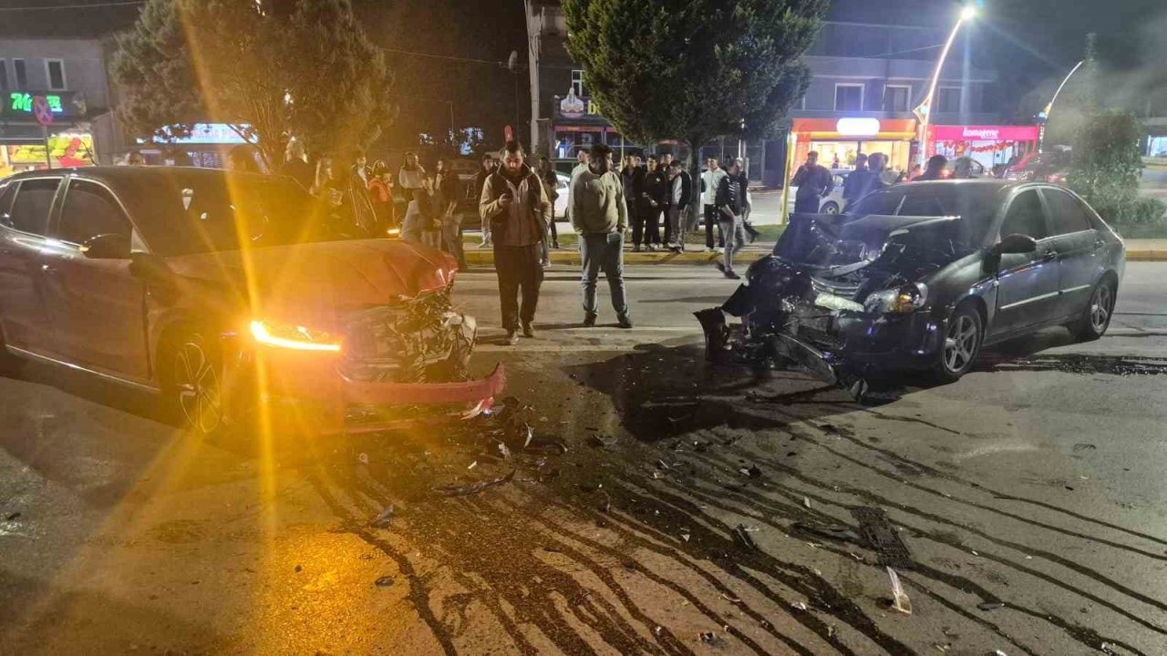 Kartepe'de Kafa Kafaya Çarpışma: 2 Yaralı, Yol Bir Süre Kapandı