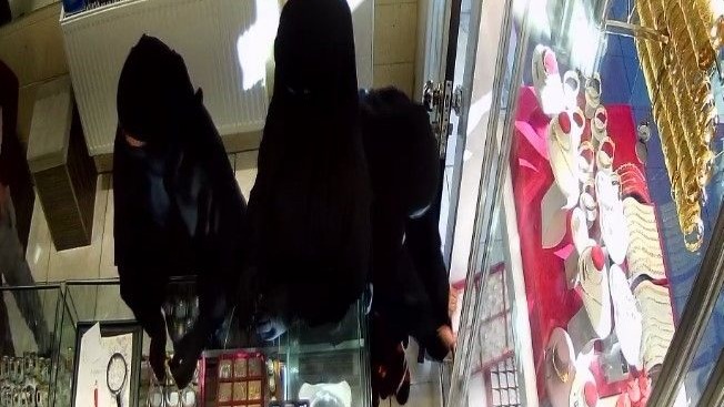 Konya'da 'Çarşaflı' Hırsızlık Şoku: Kuyumcudan 1.2 Milyon TL Değerinde Altın Çaldılar