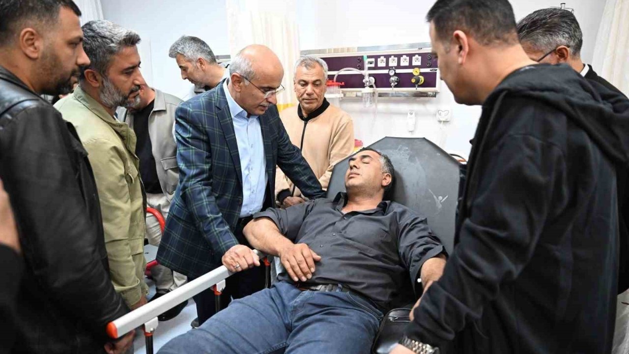 Malatya Büyükşehir Belediyesi Personelini Taşıyan Minibüs Kaza Yaptı: 4 Yaralı