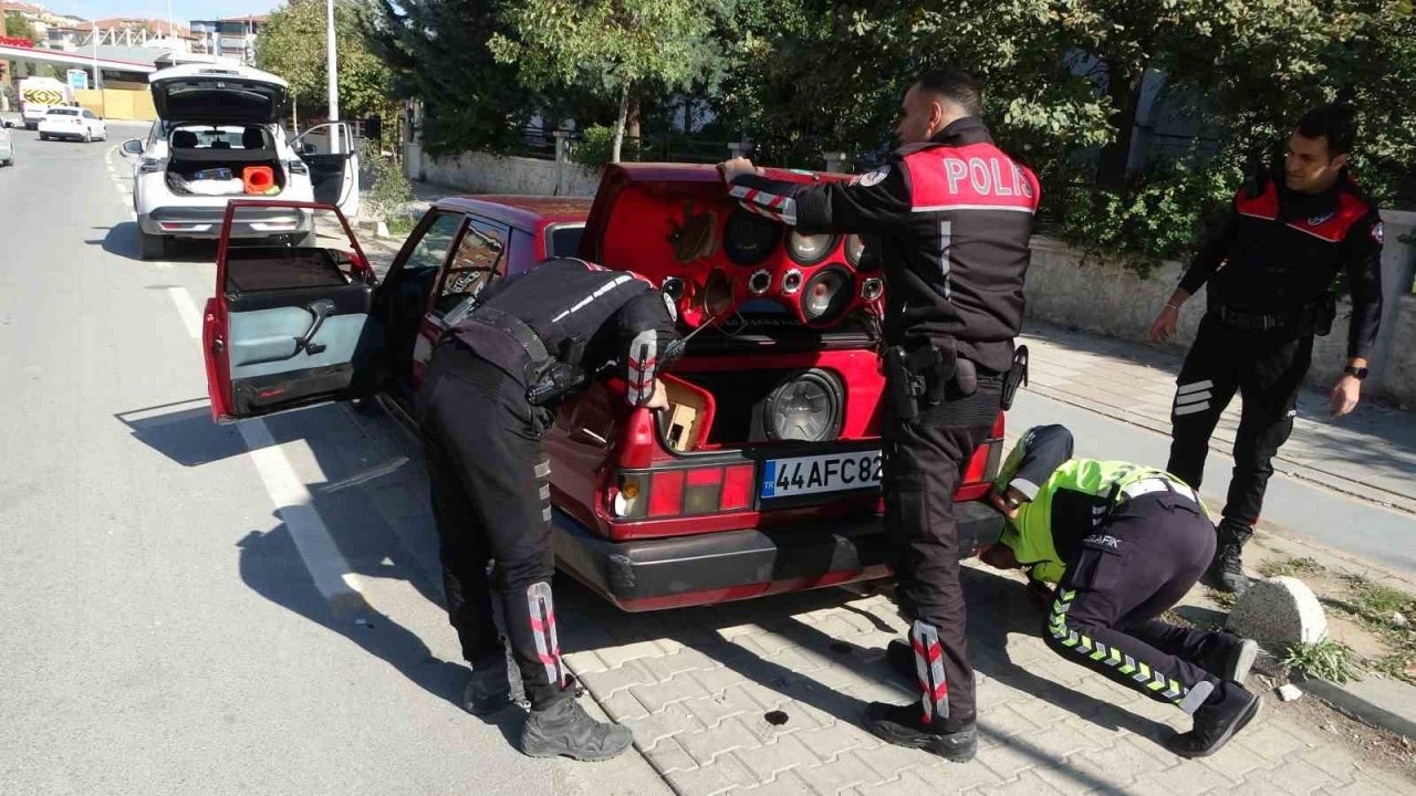 Malatya’da Kovalamaca Sonucu Kaza: Uyuşturucu Hap Ele Geçirildi