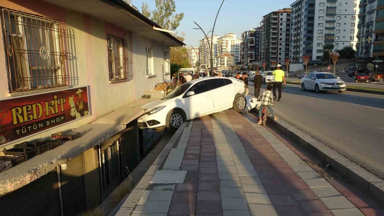 Malatya’da Zincirleme Kaza: Kontrolden Çıkan Araç, Park Halindeki Otomobili Balkona Soktu, 3 Kişi Yaralı