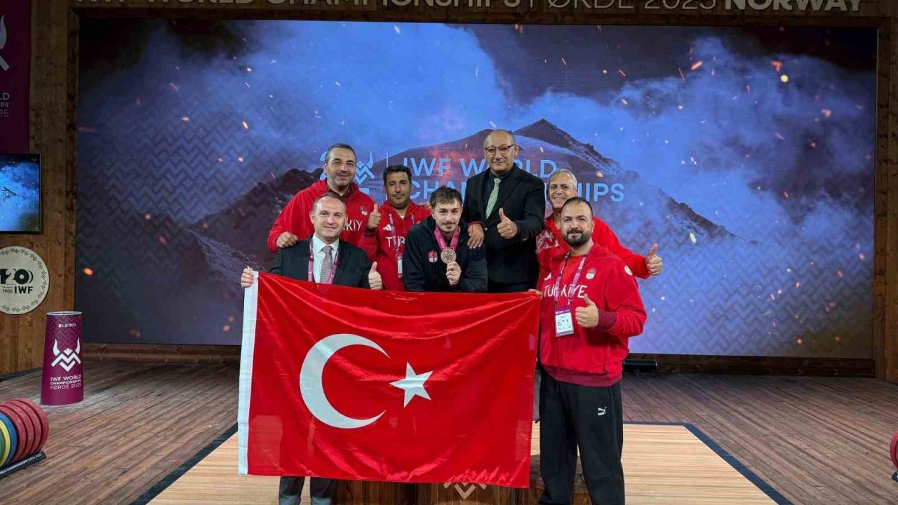 Milli Halterci Yusuf Fehmi Genç'ten Dünya Üçüncülüğü!