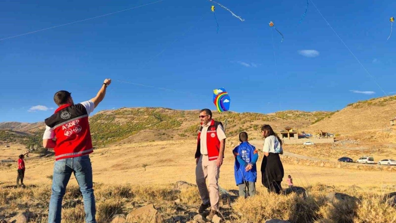Muş Varto’da "Aile Yılı" Etkinlikleri Kapsamında Çocuklara Uçurtma Şenliği