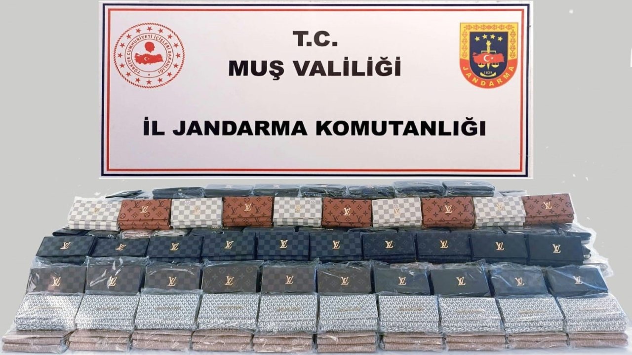 Muş'ta Jandarmadan Sahte Marka Operasyonu: 1.2 Milyon Lira Değerinde 488 Adet Taklit Cüzdan Ele Geçirildi