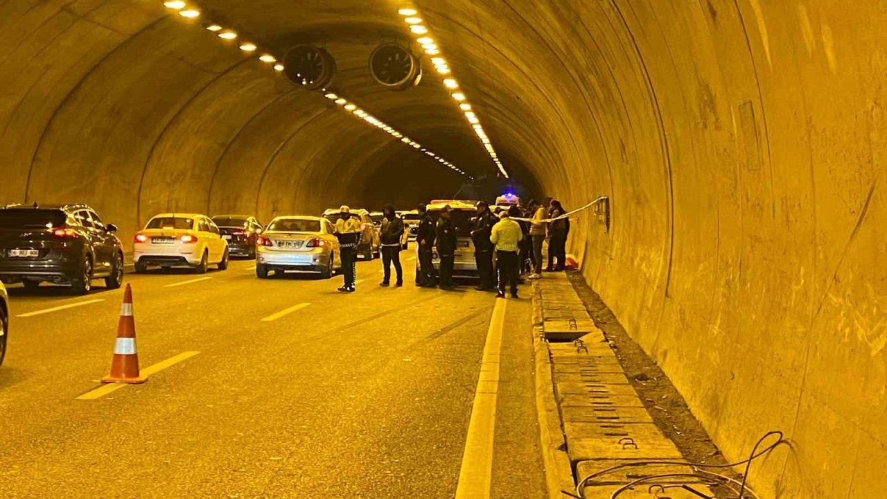 Otomobilin içerisinde silahlı kavga: 1 ölü, 1 yaralı