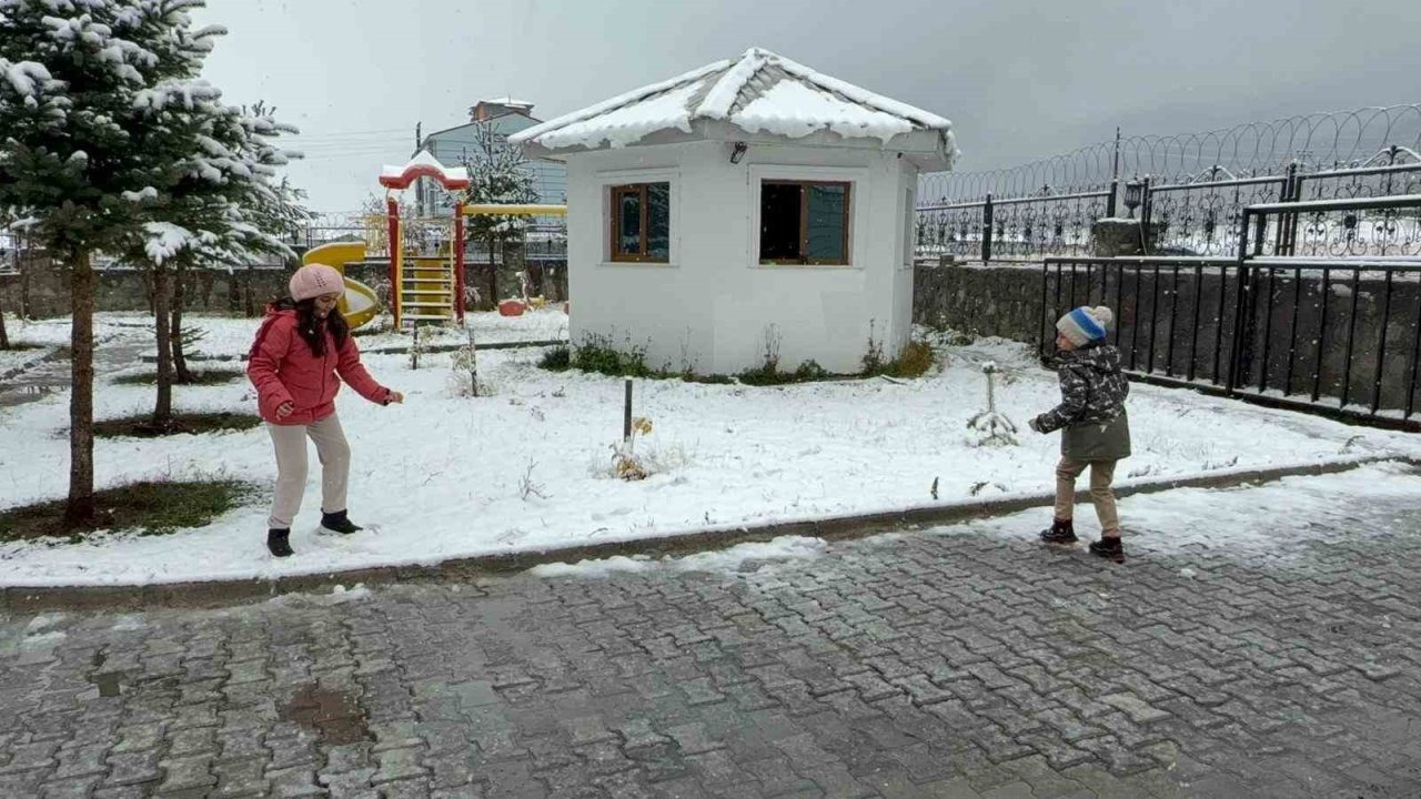 Sarıkamış'a Mevsimin İlk Karı Düştü: Kayak Merkezi ve Sarıçamlar Beyaza Büründü