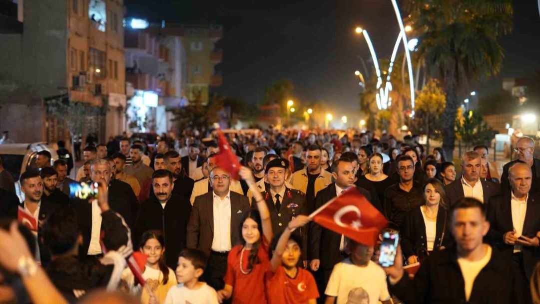 Şırnak Silopi’de Cumhuriyet’in 102. Yılı Coşkusu: 300 Metrelik Bayrakla Yürüyüş, Türkçe ve Kürtçe Konserle Taçlandı
