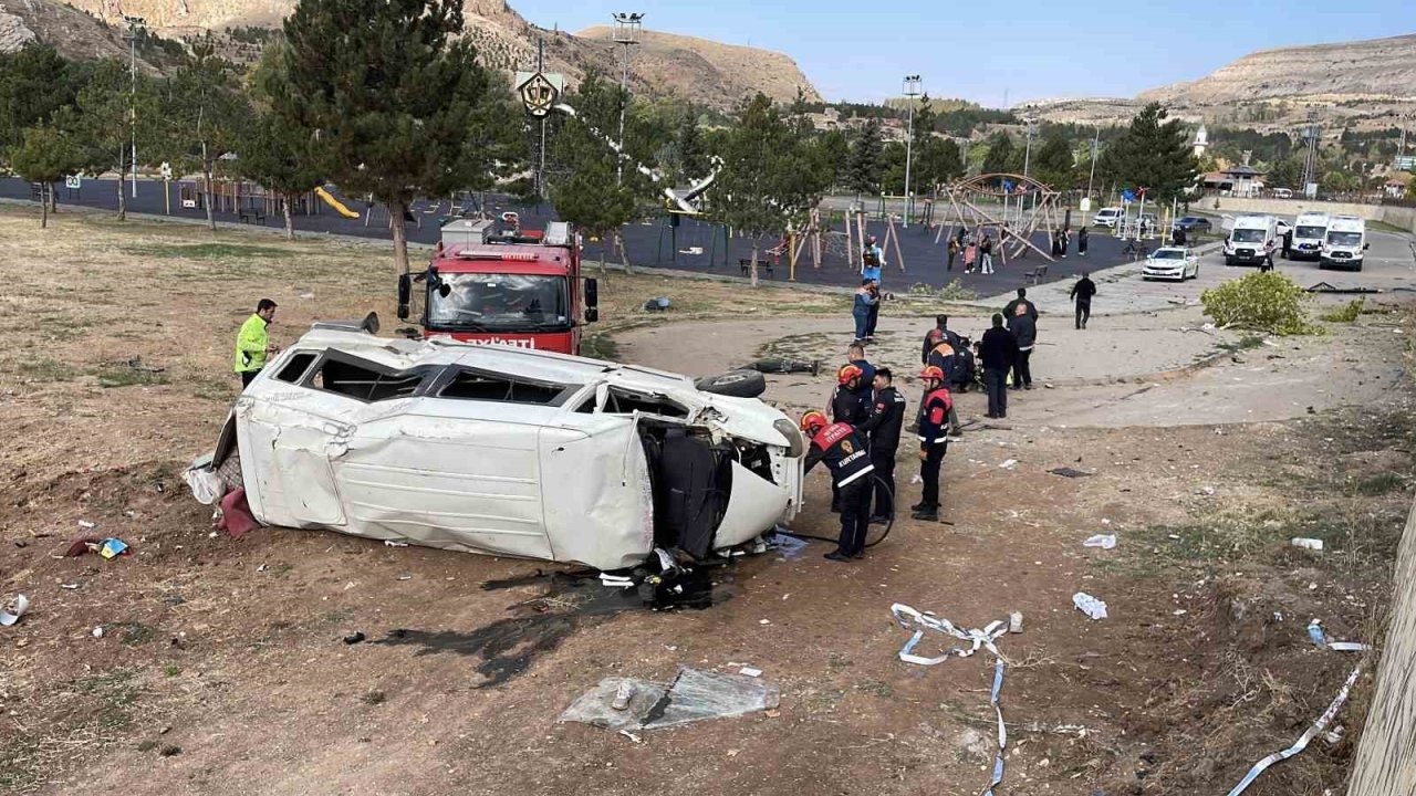 Sivas'taki Minibüs Kazasında Ağır Yaralanan 15 Yaşındaki Çocuk Hayatını Kaybetti