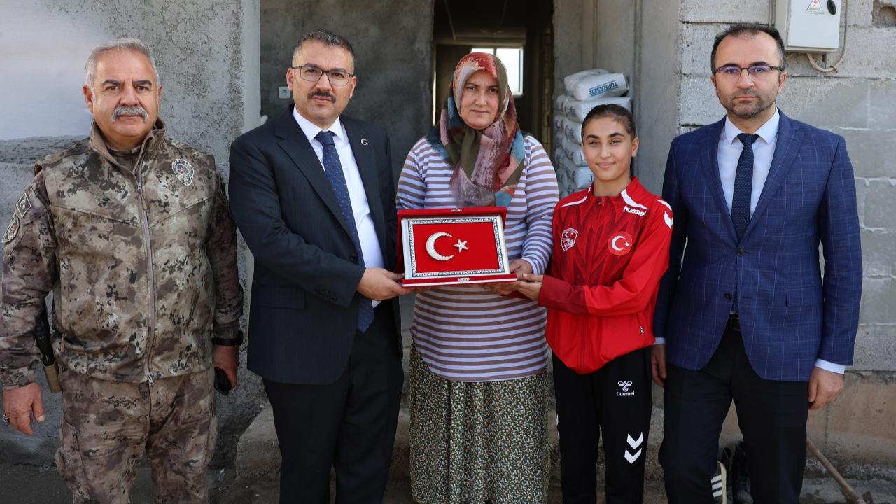 Vali Ercan Turan’dan Balkan Şampiyonu Hiranur Uygun’a Ziyaret: "İlimizin ve Ülkemizin Gurur Kaynağı"