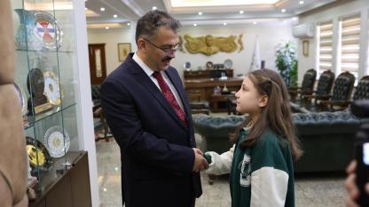 Vali Turan, Duyarlı Öğrenci Zeynep Ece’yi Ödüllendirdi