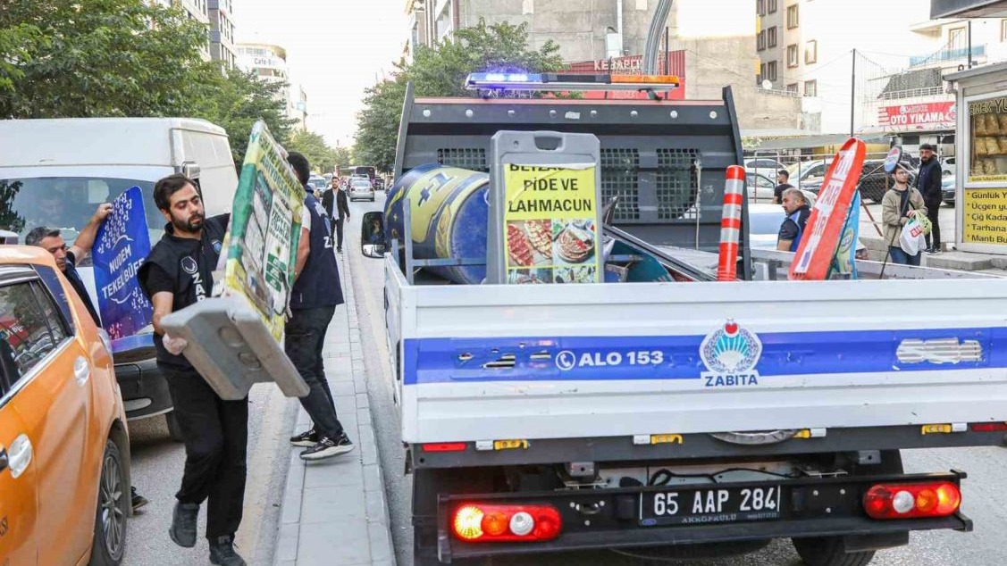 Van Büyükşehir Belediyesi'nden Kaldırım İşgaline Geçit Yok: Çok Sayıda Ürüne El Konuldu