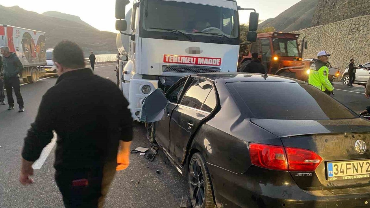 Van-Hakkari Karayolunda Korkunç Kaza: Otomobil Tankerle Çarpıştı, 3 Kişi Hayatını Kaybetti, 4 Yaralı