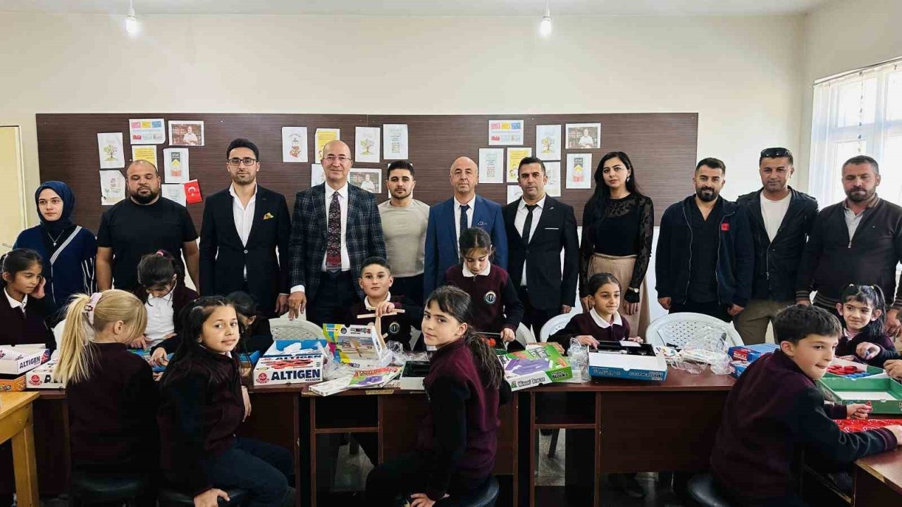 YEKDASDER’den İran Sınırındaki Okula 21 Çeşit Zeka Oyunu Desteği