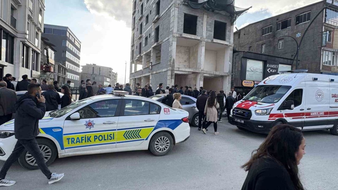 Yüksekova'da İnşaatın 5. Katında İntihar Girişimi: Akli Dengesi Yerinde Olmayan Genç, Polis Operasyonuyla Kurtarıldı