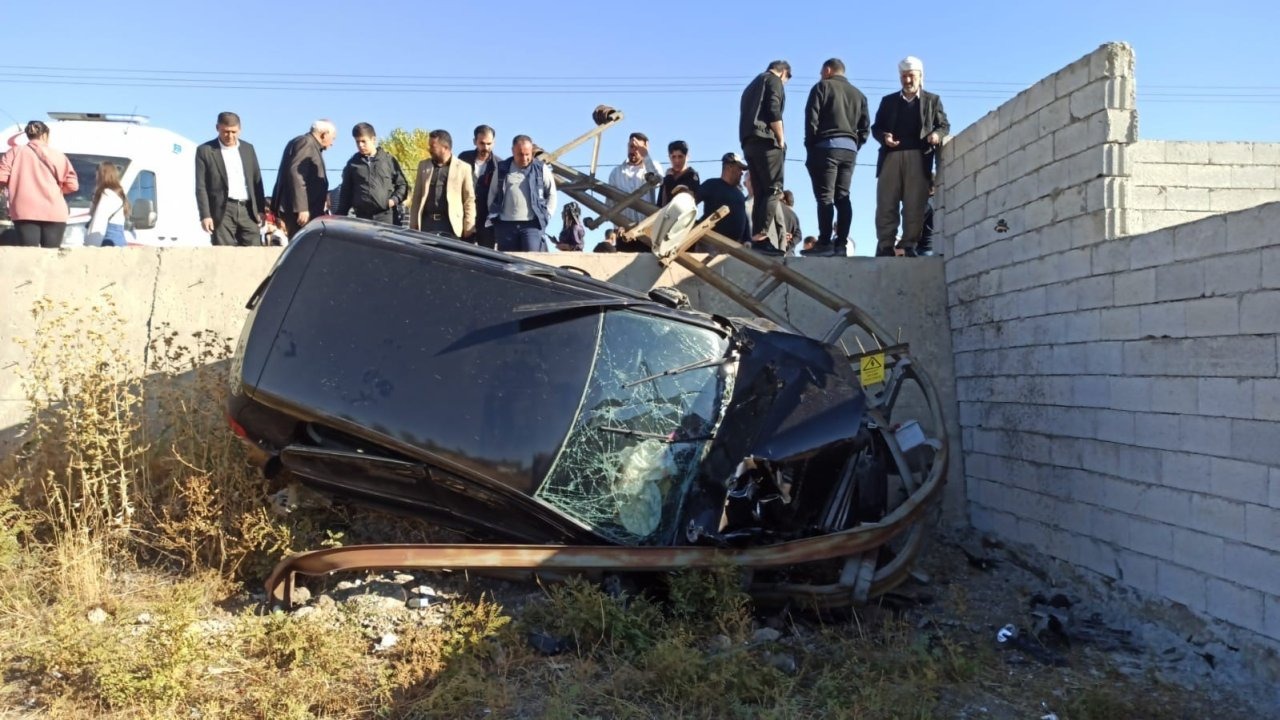 Yüksekova'da Otomobil Şarampole Yuvarlandı: 5 Yaralı