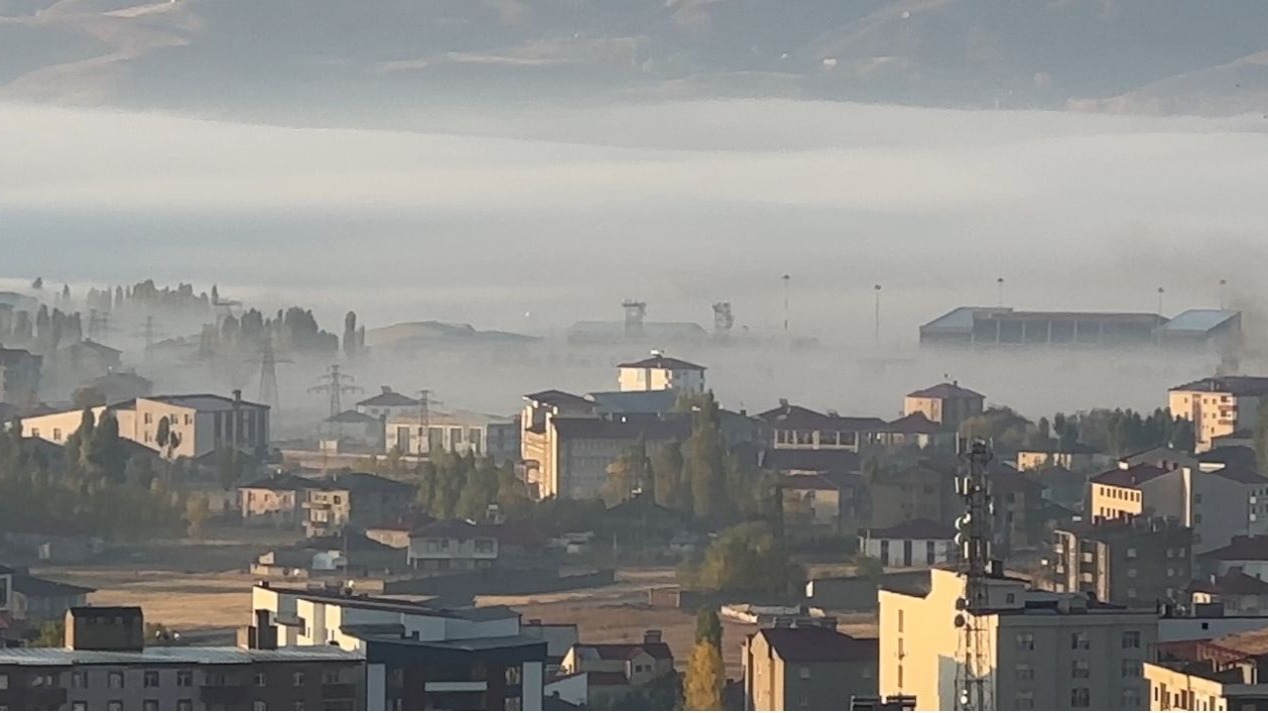 Yüksekova'da Sis Manzaraları Büyüledi, Hayat Olumsuz Etkilendi