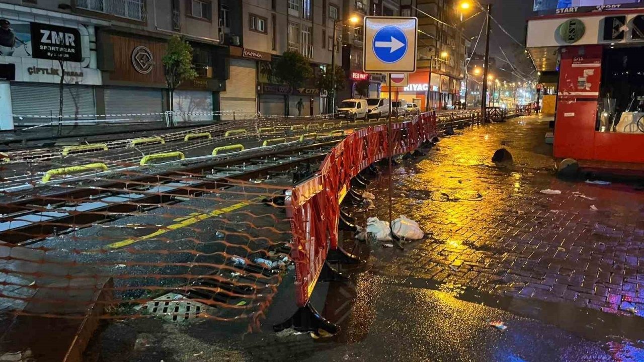 Zeytinburnu'nda Otomobil Tramvay Yoluna Girdi, Seferler Aksadıay yoluna giren araç, raylarda sıkıştı