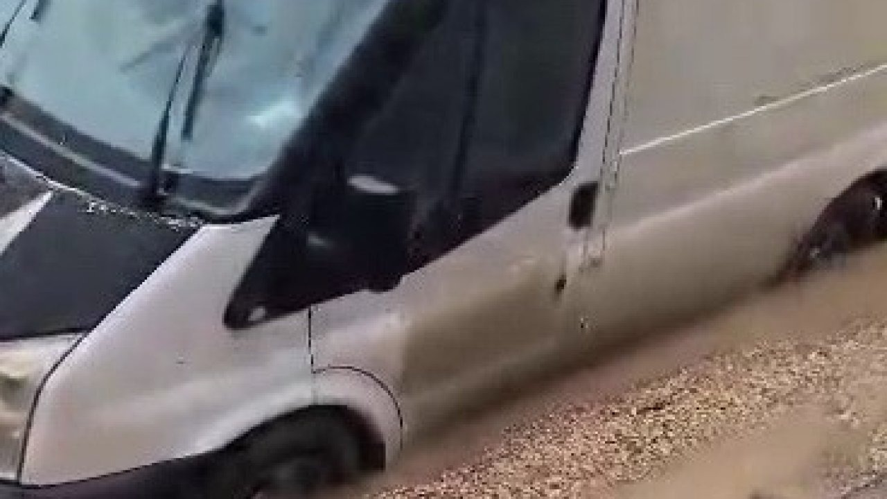 Adıyaman’da Minibüs Çöken Yolda Mahsur Kaldı: Altyapı Çukuruna Saplandı