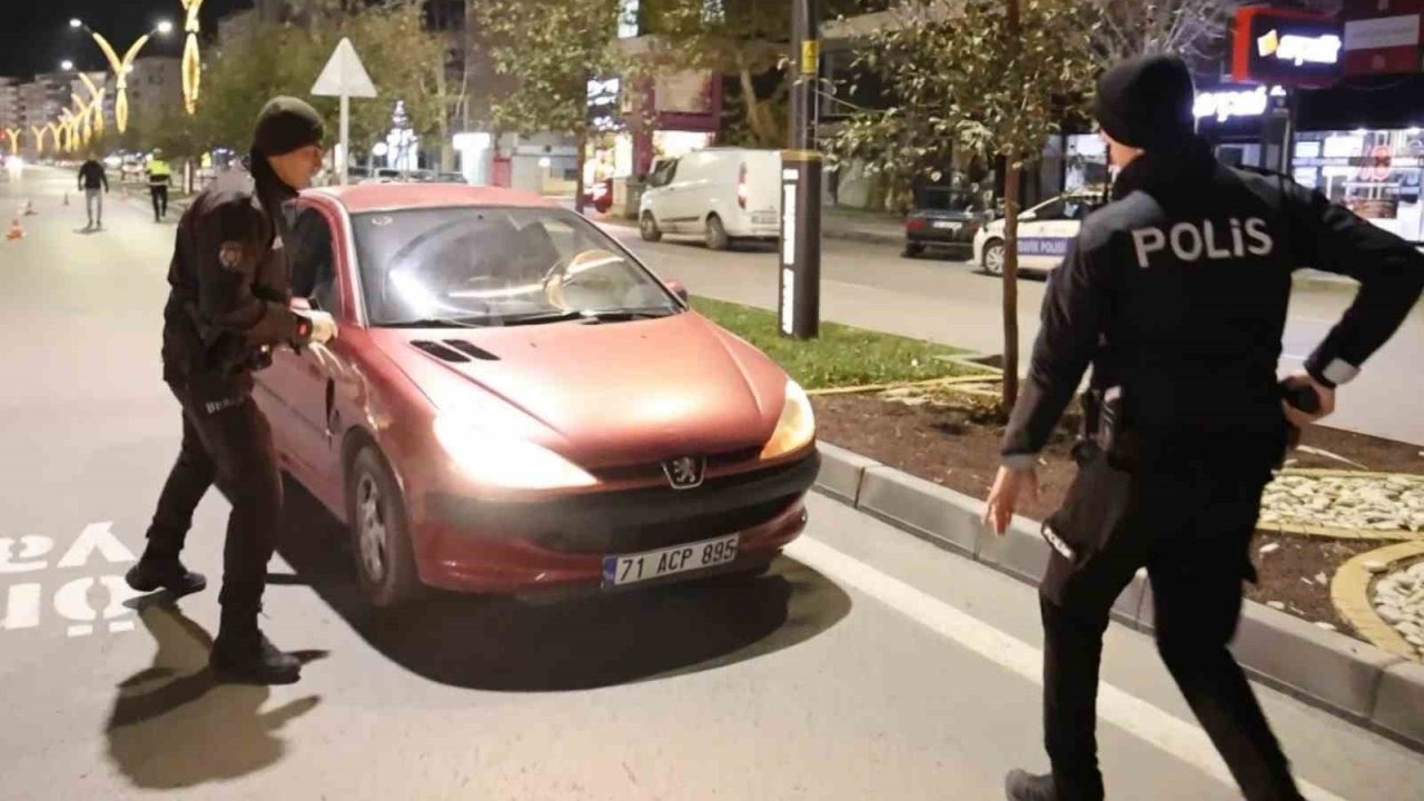 Aksaray’da 'Dur' İhtarına Uymayan Çocuk Sürücü, Polis ve Bekçi Duvarıyla Yakalandı