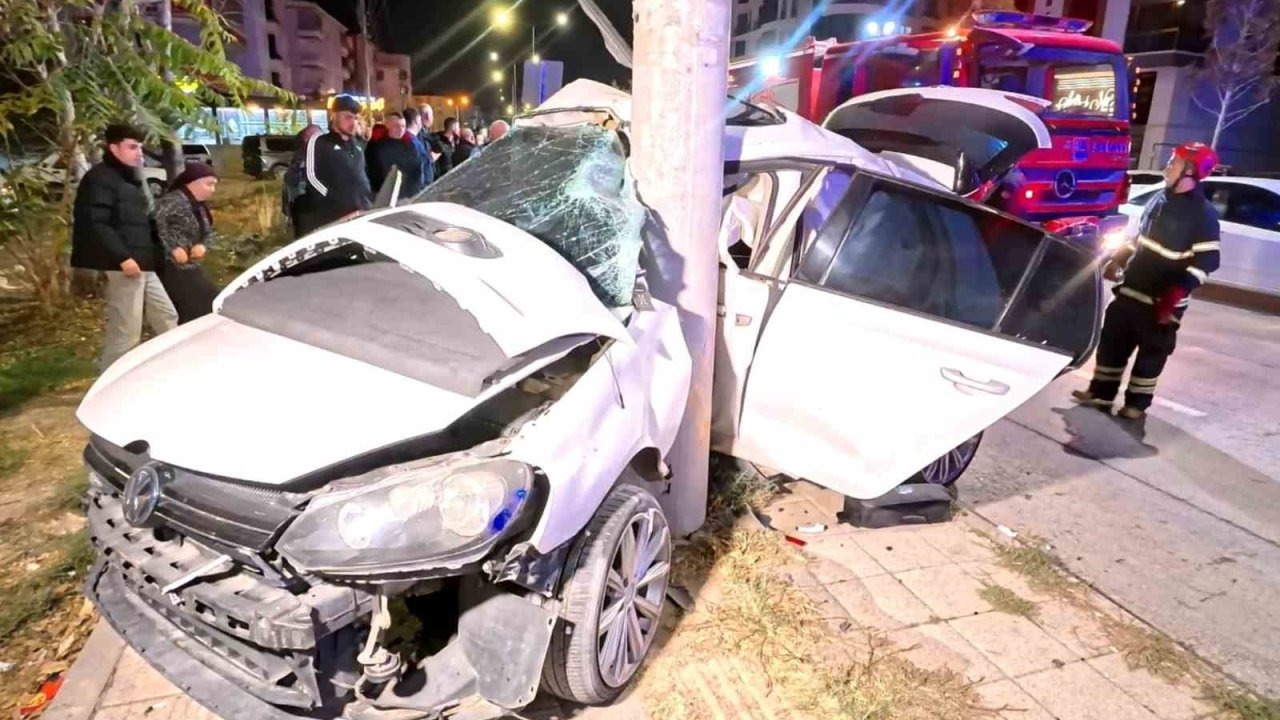 Aksaray'da Korkunç Kaza: Otomobil Elektrik Direğine Saplandı, 2 Kişi Ağır Yaralı