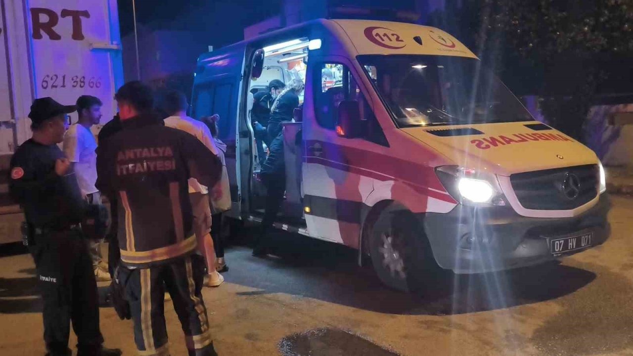 Antalya Konyaaltı'nda Mumdan Çıkan Yangın Paniğe Neden Oldu