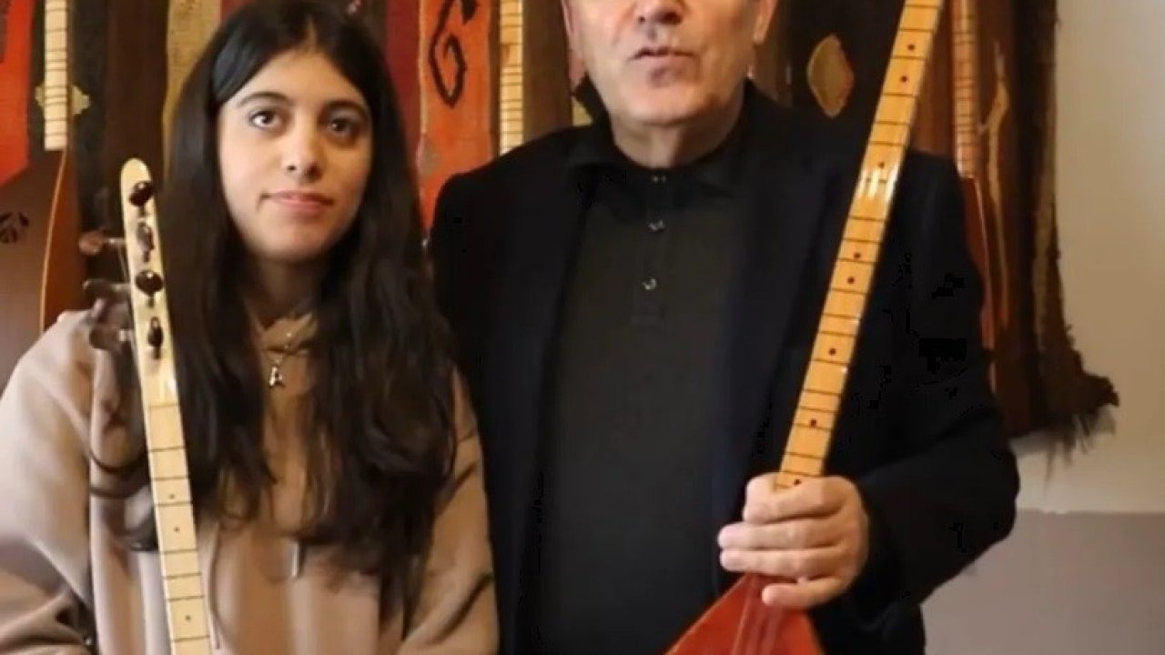 Ardahan Belediyesi'nden Sanata Destek: Güzel Sanatlar Lisesini Kazanan Öğrenciye İki Bağlama Hediye Edildi