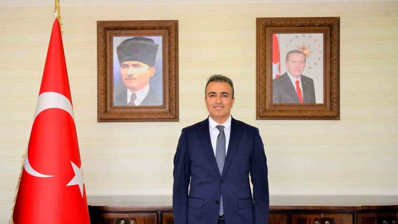 Ardahan Valisi Hayrettin Çiçek'ten 10 Kasım Mesajı: "Atatürk'ü Saygı ve Minnetle Anıyoruz"
