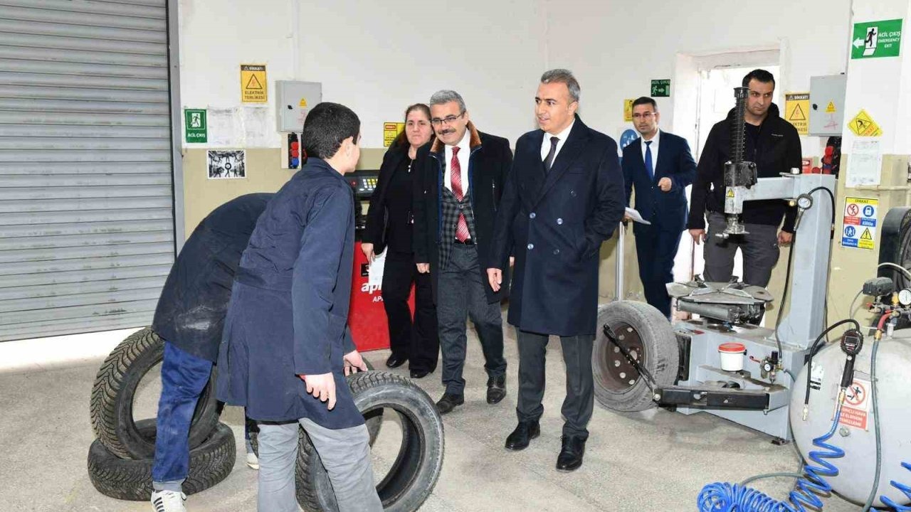 Ardahan Valisi Hayrettin Çiçek'ten Kazım Karabekir Mesleki ve Teknik Anadolu Lisesi'ne Ziyaret