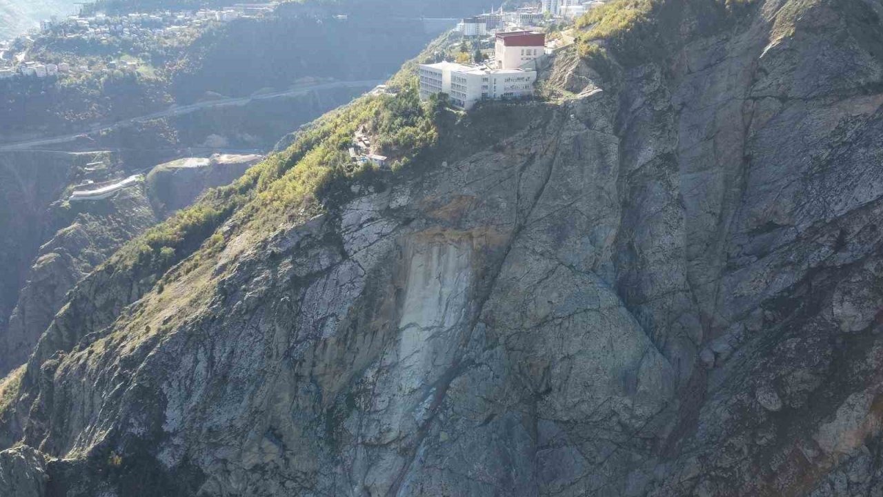 Artvin'de Dev Kaya Paniği: Okul Altından Kopan Kütle Çoruh Nehri'ne Düştü!
