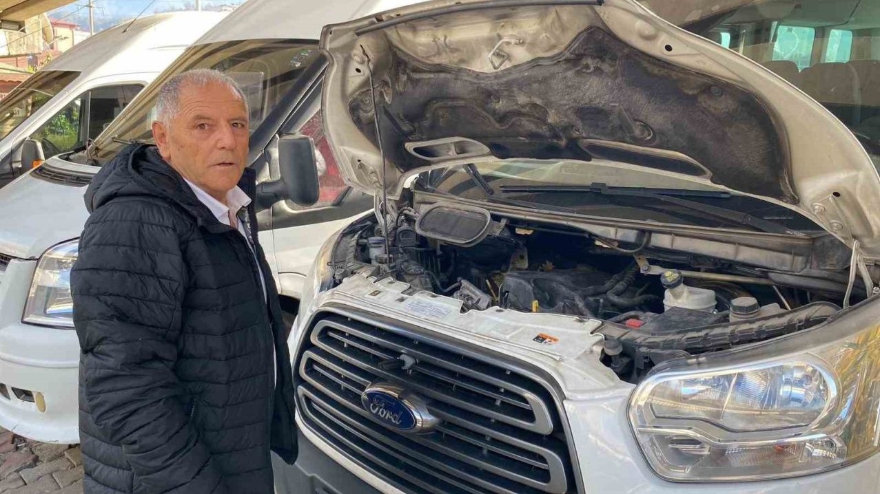Artvin'de Minibüs Motorunda 4 Yavru Kedi 14 KM Yol Gitti