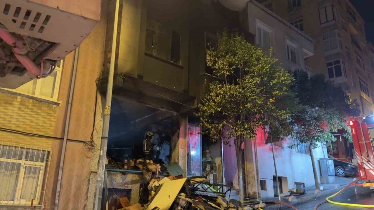 Bağcılar’da Gece Yarısı İş Yerinde Yangın: 5 Katlı Bina Alevlere Teslim Oldu
