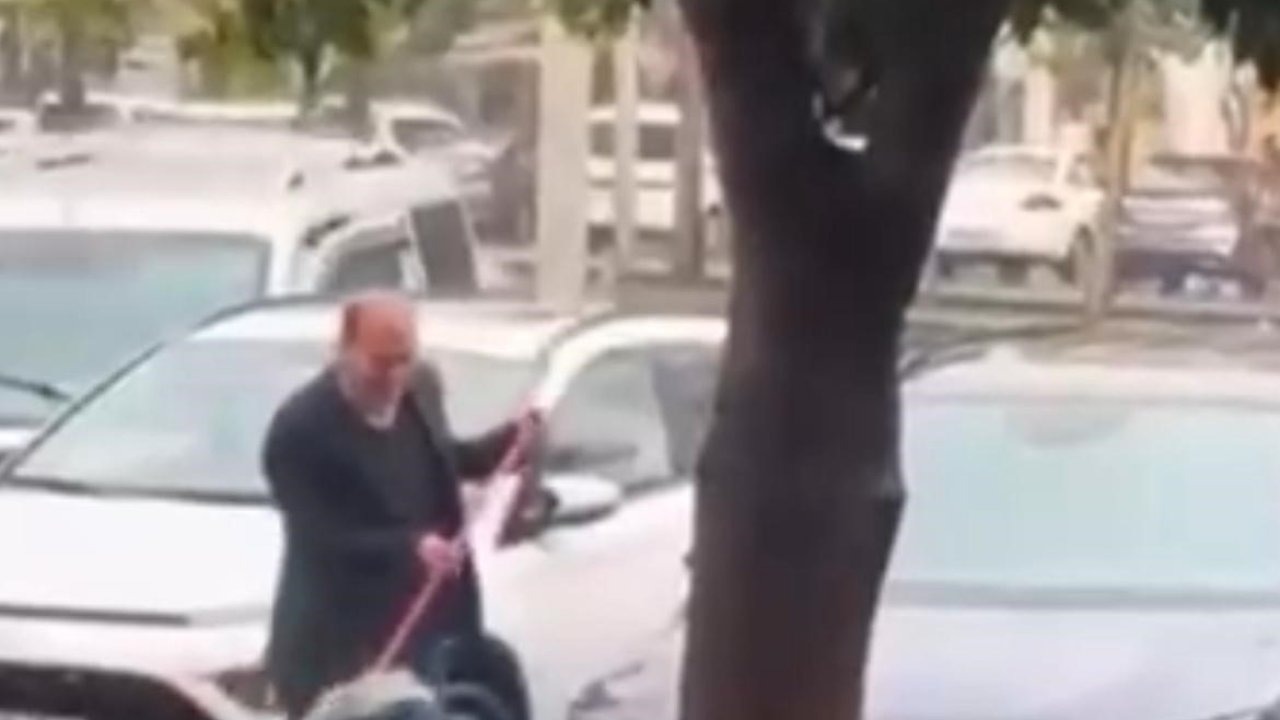 Batman'da Yağmuru Fırsata Çeviren Sürücü: Cadde Ortasında Fırçayla Araç Yıkadı