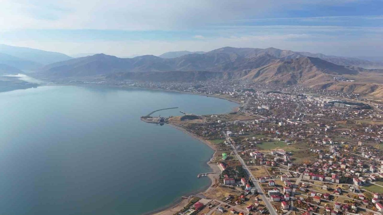 Bitlis Tatvan'da Sonbahar Büyüsü: Nemrut ve Göl Manzaraları Göz Kamaştırdı!
